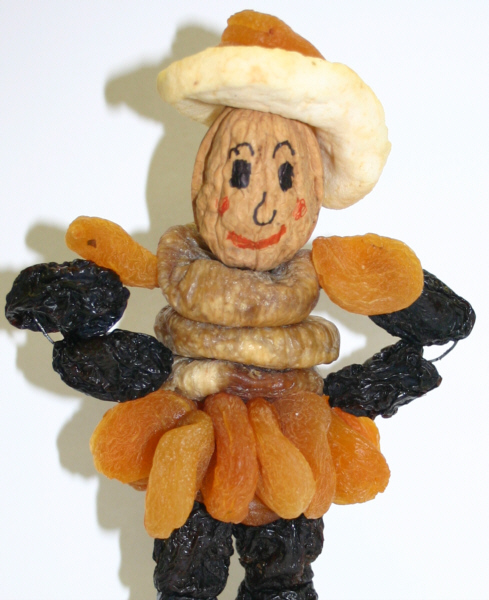 Eine lustige Figur aus getrockneten Früchten - Fotos - Medienwerkstatt ...